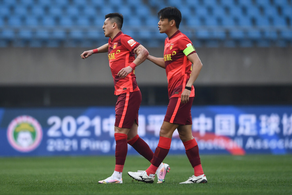 转折点广州队更衣室发声;中超关键时刻攻防权衡;质疑声仍在;更衣室氛围转暖 转折点广州队更衣室发声;中超关键时刻攻防权衡;质疑声仍在;更衣室氛围转暖