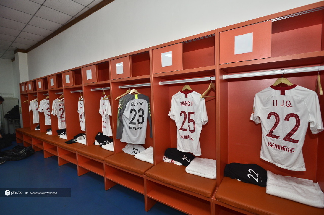转折点广州队更衣室发声;中超关键时刻攻防权衡;质疑声仍在;更衣室氛围转暖 转折点广州队更衣室发声;中超关键时刻攻防权衡;质疑声仍在;更衣室氛围转暖